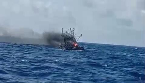 Kapal Maulana-30 terbakar ditengah perairan Tanjung Belimbing Selatan, Kabupaten Tanggamus, Provinsi Lampung. | Foto: Istimewa
