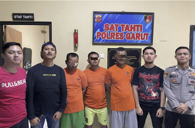 Satuan Reserse Kriminal Polres Garut menangkap tiga orang terduga pelaku perusakan kawasan perkebunan di Cikajang, Garut, Jawa Barat. Foto: Dok. Polres Garut
