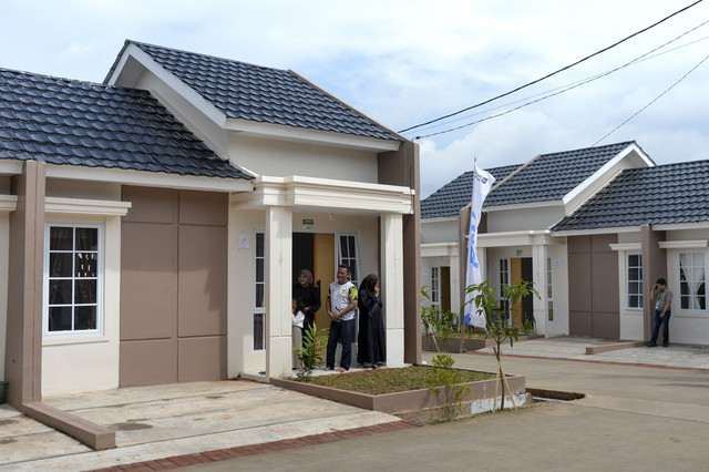 Warga beridiri di depan pintu rumah di salah satu perumahan subsidi di Pondok Banten Indah, Kota Serang, Banten, Sabtu (20/12/2025). Foto: Muhammad Bagus Khoirunas/ANTARA FOTO
