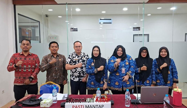 Rapat Pembahasan Rancangan Peraturan Bupati Sekadau tentang Pedoman Pemberian Remunerasi Jasa Pelayanan Berbasis Kinerja pada Badan Layanan Umum Daerah (BLUD) Rumah Sakit Umum Daerah (RSUD) Sekadau. Foto: Dok. Kanwil Kemenkum Kalbar