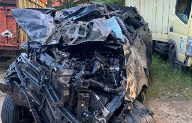 Mobil yang dikendarai Kalapas Pagar Alam dan 2 CPNS saat kecelakaan di Tol Prabumulih. Foto : Istimewa