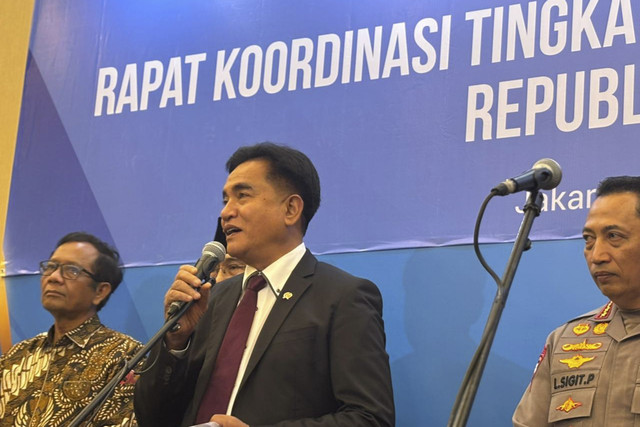 Mahfud Md, Jimly Asshiddiqie, Yusril Ihza Mahendra, Listyo Sigit Prabowo dalam konferensi pers Rakor Tingkat Menteri dan Kepala Lembaga dengan Tim Komisi Percepatan Reformasi Polri di Balai Kartini, Jakarta Selatan, Sabtu (20/12/2025). Foto: Amira Nada Fauziyyah/kumparan