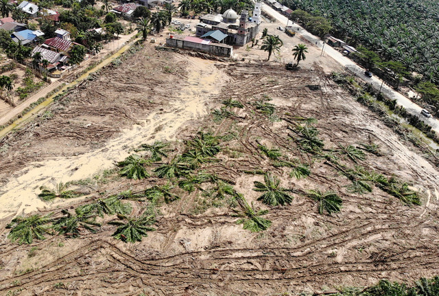 Foto udara dari lahan yang telah dibersihkan untuk pembangunan hunian sementara bagi korban bencana banjir bandang di Karang Baru, Aceh Tamiang, Aceh, Sabtu (19/12/2025). Foto: ANTARA FOTO/Irwansyah Putra