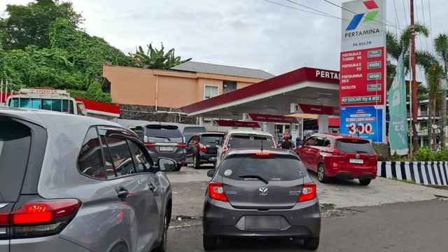 Antrean BBM jenis Pertalite di salah satu SPBU di Kota Manado, Sulawesi Utara.