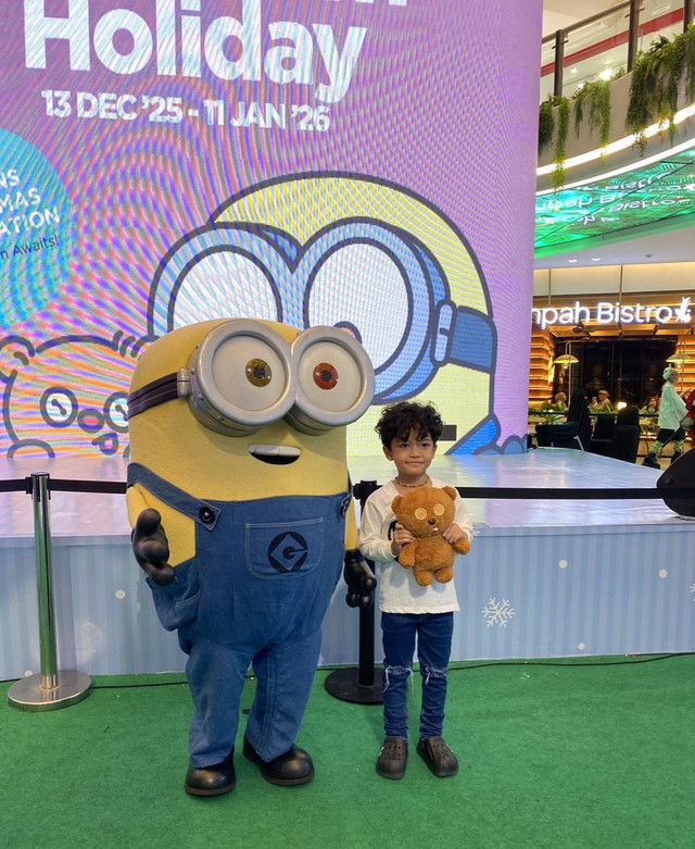 Pengunjung foto bersama dengan karakter Minions saat meriahkan libur Natal dan Tahun Baru. Foto: Dok. Istimewa