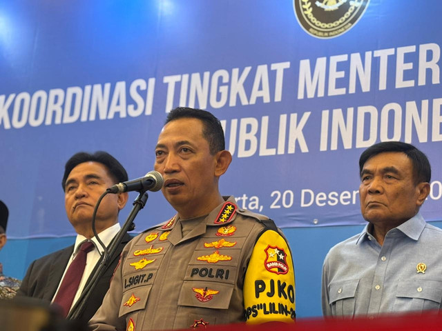 Yusril Ihza Mahendra, Listyo Sigit Prabowo, dalam konpers dengan Tim Komisi Percepatan Reformasi Polri di Balai Kartini, Jakarta Selatan, Sabtu (20/12/2025). Foto: Amira Nada/kumparan