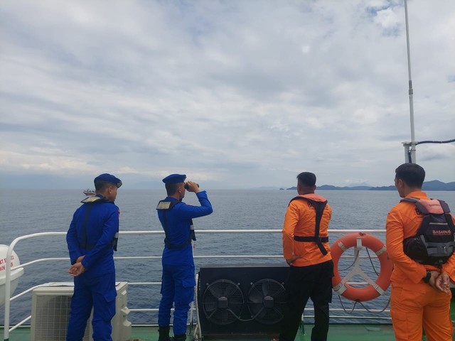 Tim SAR gabungan melakukan pencarian terhadap ABK kapal Maulana yang terbakar di Perairan Tanjung Belimbing Selatan, Tanggamus. | Foto: Dok Humas Basarnas Lampung