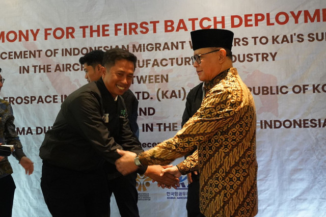 Kementerian Perlindungan Pekerja Migran Indonesia (P2MI) melepas 12 PMI yang ditempatkan ke Korea Aerospace Industries (KAI). Foto: Dok. Kementerian P2MI 
