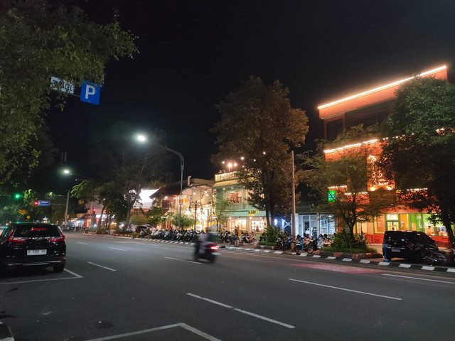 Deretan kafe di Slamet Riyadi. Sumber: Dalfa Syifa Septiani.