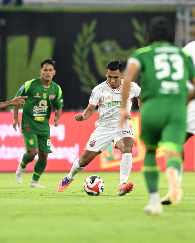 Suasana pertandingan Persebaya Surabaya vs Borneo FC dalam laga pekan ke-14 Super League 2025/26 di Stadion Gelora Bung Tomo, Sabtu (20/12). Foto: Instagram/ @borneofc.id