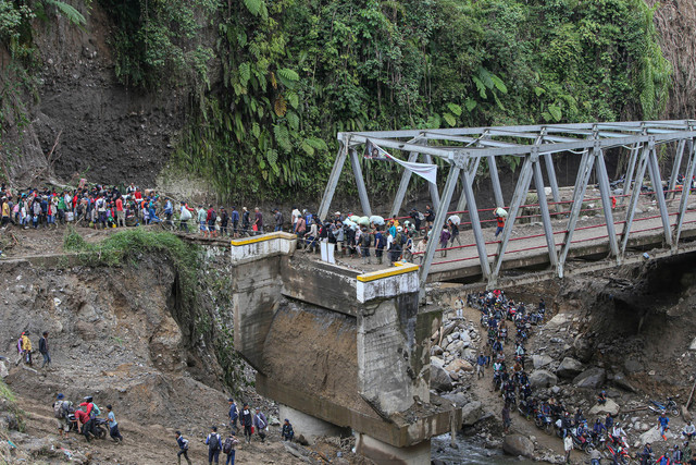 Warga menyeberang sungai dengan jembatan darurat di wilayah Tenge Besi, Kecamatan Pintu Rime Gayo, Kabupaten Bener Meriah, Aceh, Sabtu (20/12/2025). Foto: ANTARA FOTO/Khalis Surry