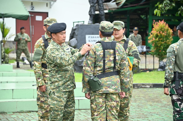 Staf Ahli Menhan Bidang Ekonomi Marsyda Yusri Lubis saat menutup Pembekalan Awak Media di Daerah Rawan yang bertempat di Helipad Resimen Latihan Tempur (Menlatpur) Kostrad, Sangga Buana, Karawang, Sabtu (20/12). Foto: Dok. Kemhan
