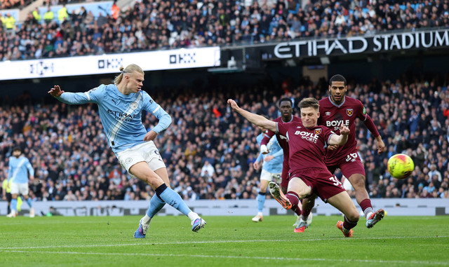 Aksi Erling Haaland (kiri) saat Man City vs West Ham dalam laga pekan ke-17 Liga Inggris 2025/26 di Stadion Etihad, Sabtu (20/12). Foto: Action Images via Reuters/Andrew Boyers