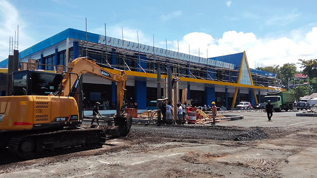 Pekerjaan pembuatan jalan aspal di Terminal Tipe A Malalayang di Kota Manado, Sulawesi Utara.