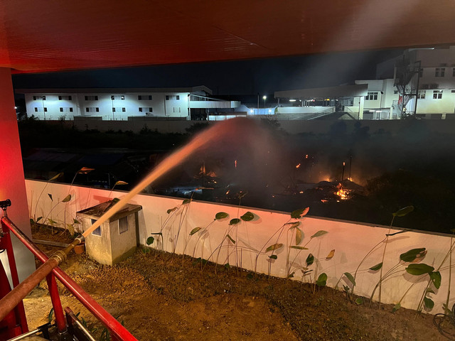 Sebuah warung makan pekerja kuli proyek di dekat Tugu Gaforaya terbakar pada Sabtu malam, 20 Desember 2025. Foto: Ade Mirza/Hi!Pontianak
