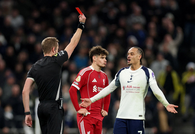 Wasit John Brooks memberi kartu merah pada Xavi Simons saat Spurs vs Liverpool dalam laga pekan ke-17 Liga Inggris 2025/26 di Tottenham Hotspur Stadium, Minggu (21/12) dini hari WIB. Foto: REUTERS/Dylan Martinez