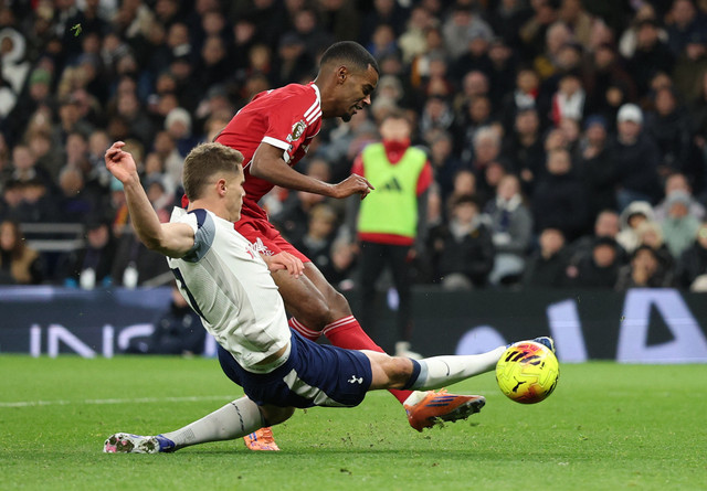 Mickey van de ven menekel Alexander Isak saat Spurs vs Liverpool dalam laga pekan ke-17 Liga Inggris 2025/26 di Tottenham Hotspur Stadium, Minggu (21/12) dini hari WIB. Foto: Action Images via Reuters/John Sibley