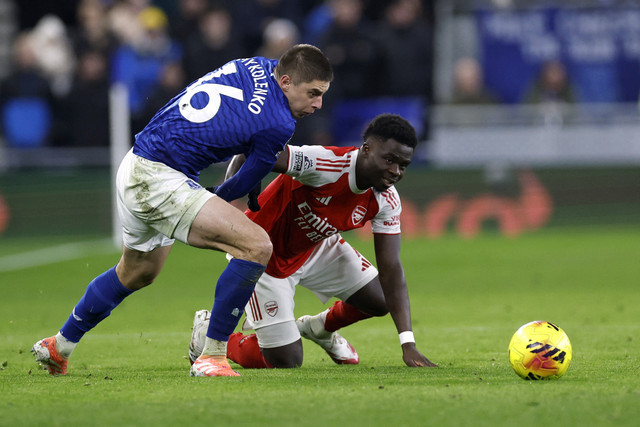 Duel Vitaliy Mykolenko dan Bukayo Saka saat Everton vs Arsenal dalam laga pekan ke-17 Liga Inggris 2025/26 di Stadion Hill Dickinson, Minggu (21/12) dini hari WIB. Foto: Action Images via Reuters/Jason Cairnduff