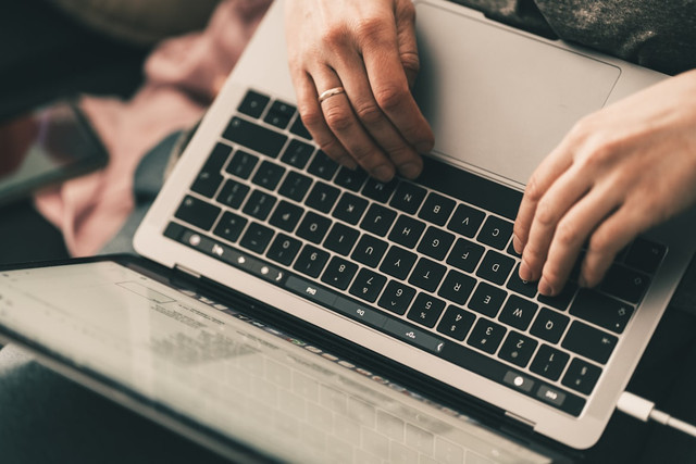 Ilustrasi contoh tanggapan orang tua terhadap nilai anaknya. Foto: Unsplash.com/Michal Biernat