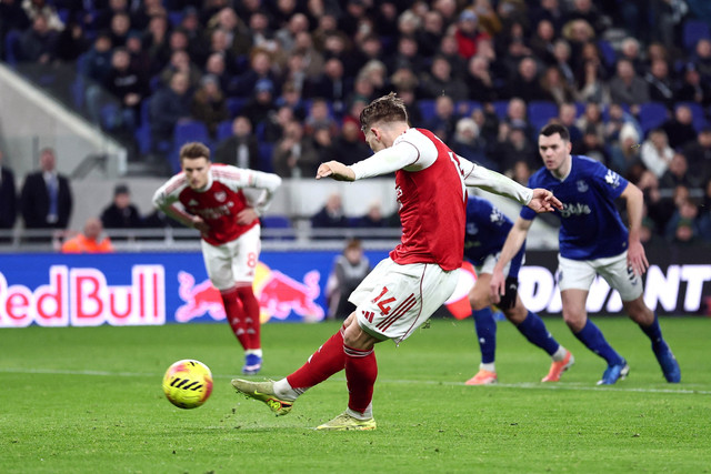 Pemain Arsenal Viktor Gyokeres mencetak gol ke gawang Everton pada pertandingan Liga Inggris di Stadion Hill Dickinson, Liverpool, Inggris, Sabtu (20/12/2025). Foto: David Klein/REUTERS