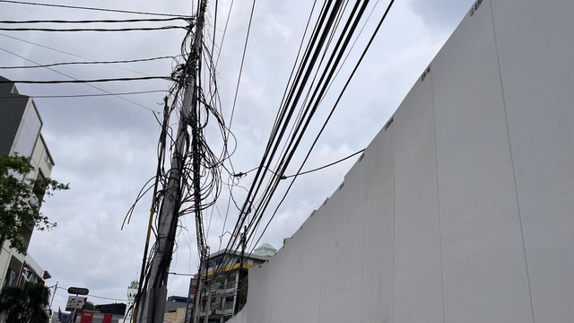 Suasana trotoar untuk pejalan kaki di depan Pasar Bendungan Hilir, Tanah Abang, Jakarta Pusat, Minggu (21/12/2025). Foto: Nasywa Athifah/kumparan