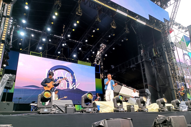 BRAGA MGNDW tampil di Soundrenaline 2025, Asean District, Taman Kota Peruri, Sabtu (20/12/2025). Foto: Giovanni/kumparan