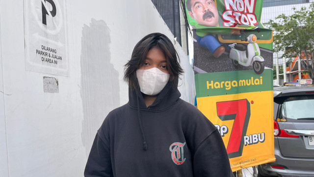 Jean (19), pejalan kaki yang melewati trotoar di depan Pasar Benhil, Tanah Abang, Jakarta Pusat, Minggu (21/12/2025). Foto: Nasywa Athifah/kumparan
