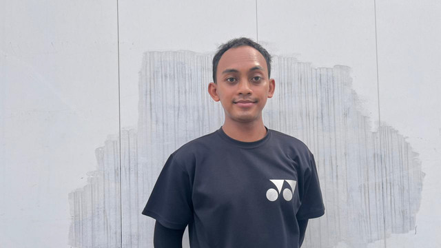 Moko (30), pejalan kaki yang melewati trotoar di depan Pasar Benhil, Tanah Abang, Jakarta Pusat, Minggu (21/12/2025). Foto: Nasywa Athifah/kumparan