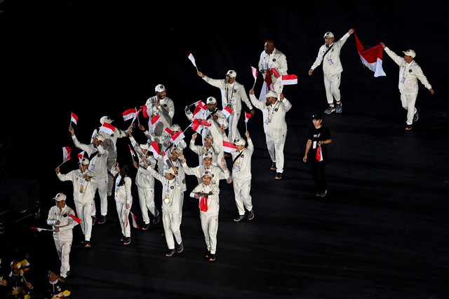 Atlet dan ofisial kontingen Indonesia mengikuti defile saat upacara penutupan Sea Games 2025 di Stadion Rajamangala, Bangkok, Thailand, Sabtu (20/12/2025). Foto: ANTARA FOTO/Nova Wahyudi