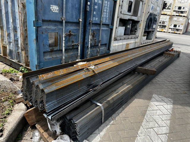 Besi yang menimpa truk di Jalan Raya Cilincing, Jakarta Utara, Minggu (21/12/2025). Foto: Rayyan Farhansyah/kumparan