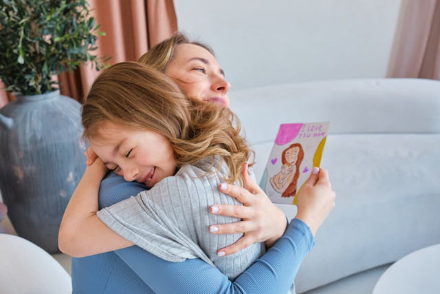 Ilustrasi Twibbon Hari Ibu 2025 dan Temanya, Foto:Unsplash/Andrej LiĊĦakov