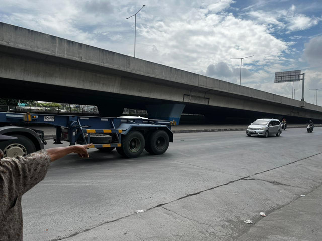 TKP truk ringsek tertimpa besi yang menyebabkan dua orang meninggal dunia di Jalan Raya Cilincing, Jakarta Utara, Minggu (21/12/2025). Foto: Rayyan Farhansyah/kumparan