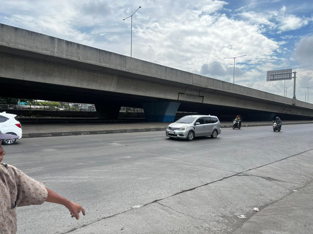 TKP truk ringsek tertimpa besi yang menyebabkan dua orang meninggal dunia di Jalan Raya Cilincing, Jakarta Utara, Minggu (21/12/2025). Foto: Rayyan Farhansyah/kumparan