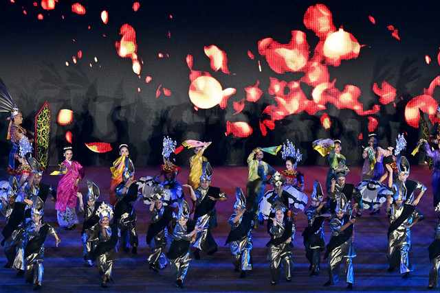 Penari menampilkan atraksi saat upacara Penutupan SEA Games 2025 di Stadion Rajamangala, Bangkok, Thailand, Sabtu (20/12/2025). Foto: ANTARA FOTO/Nova Wahyudi