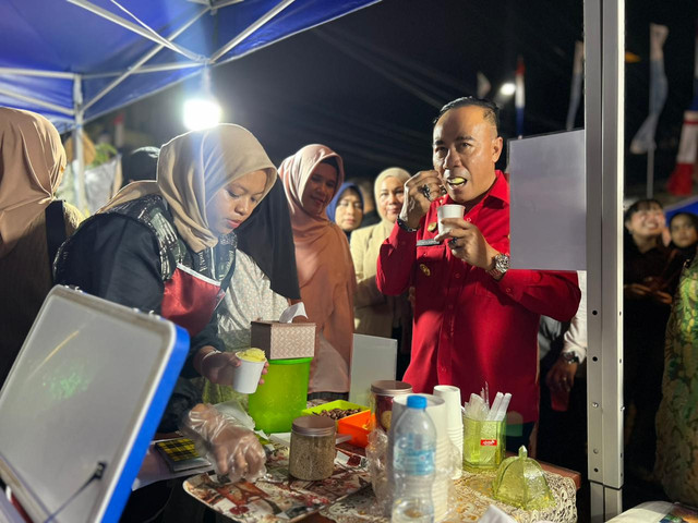 Wakil Gubernur Kalbar mencicipi ice cream di Pusat Kuliner Sungai Raya Dalam. Foto: Ade Mirza/Hi!Pontianak