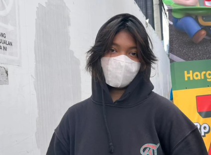 Jean (19), pejalan kaki yang melewati trotoar di depan Pasar Benhil, Tanah Abang, Jakarta Pusat, Minggu (21/12/2025). Foto: Nasywa Athifah/kumparan