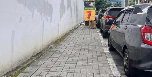 Suasana trotoar untuk pejalan kaki di depan Pasar Bendungan Hilir, Tanah Abang, Jakarta Pusat, Minggu (21/12/2025). Foto: Nasywa Athifah/kumparan
