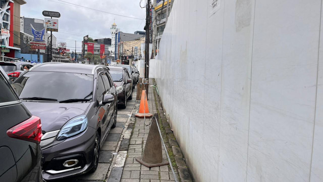 Suasana di trotoar depan Pasar Benhil, Tanah Abang, Jakarta Pusat. Foto: Nasywa Athifah/kumparan