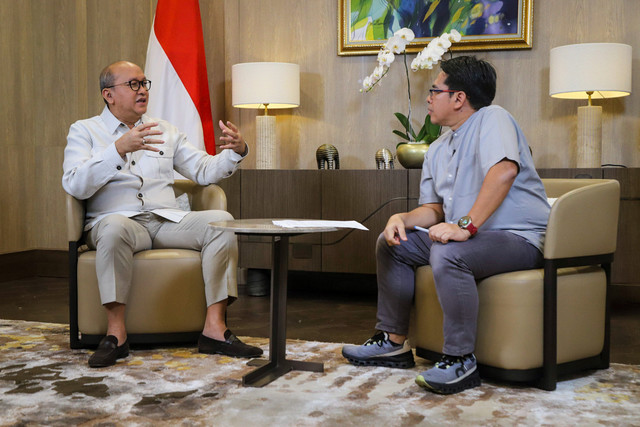 Menteri Investasi/BKPM, Roslan Roeslani berbincang dengan Pimred kumparan, Arifin Asydhad dalam program Info A1. Foto: Iqbal Firdaus/kumparan