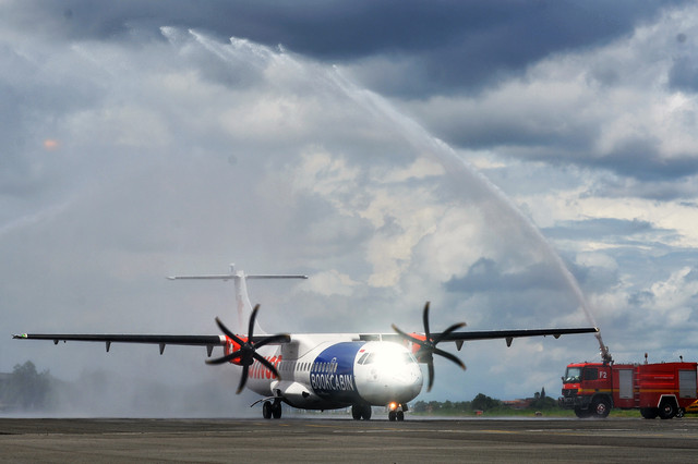 Pesawat jenis ATR milik maskapai Wings Air mendarat di Bandara Husein Sastranegara, Bandung, Jawa Barat, Minggu (21/12/2025). Foto: ANTARA FOTO/Raisan Al Farisi