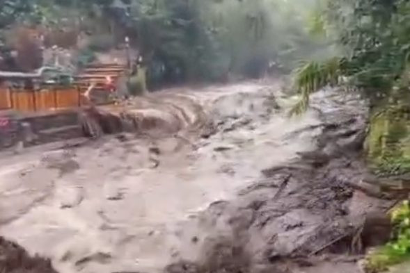 Banjir bandang di kawasan wisata Guci, Tegal, Jateng, Sabtu (20/12/2025). Foto: Dok. BPBD Jateng