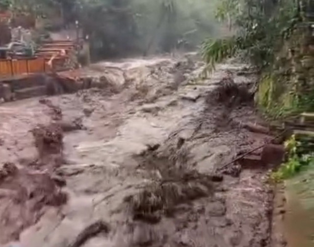 Banjir bandang di kawasan wisata Guci, Tegal, Jateng, Sabtu (20/12/2025). Foto: Dok. BPBD Jateng