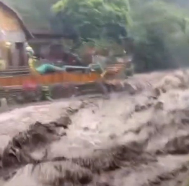 Banjir bandang di kawasan wisata Guci, Tegal, Jateng, Sabtu (20/12/2025). Foto: Dok. BPBD Jateng