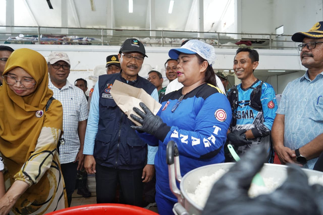 Menteri Sosial Saifullah Yusuf atau Gus Ipul meninjau dapur umum Kementerian Sosial di Kantor Wali Kota Sibolga. Foto: Kemensos RI