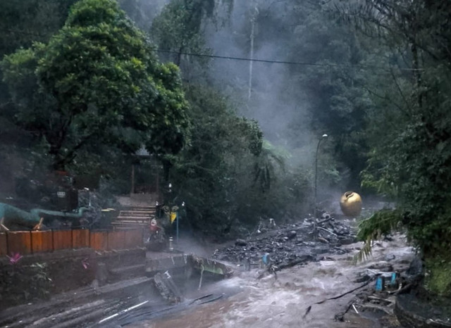 Banjir bandang di kawasan wisata Guci, Tegal, Jateng, Sabtu (20/12/2025). Foto: Dok. BPBD Jateng