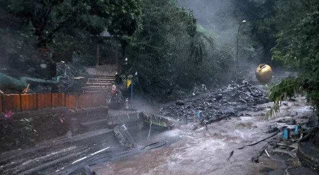 Banjir bandang di kawasan wisata Guci, Tegal, Jateng, Sabtu (20/12/2025). Foto: Dok. BPBD Jateng