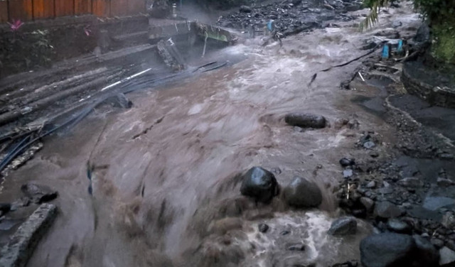 Banjir bandang di kawasan wisata Guci, Tegal, Jateng, Sabtu (20/12/2025). Foto: Dok. BPBD Jateng