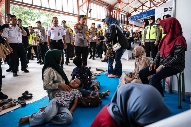 Kapolri Jenderal Pol Listyo Sigit Prabowo (tengah) didampingi Kepala PT KAI Daop 4 Semarang Suharjono (ketiga kiri) menyapa calon penumpang saat meninjau arus angkutan Nataru di Stasiun Tawang, Jawa Tengah, Minggu (21/12/2025). Foto: ANTARA FOTO/Aprillio Akbar