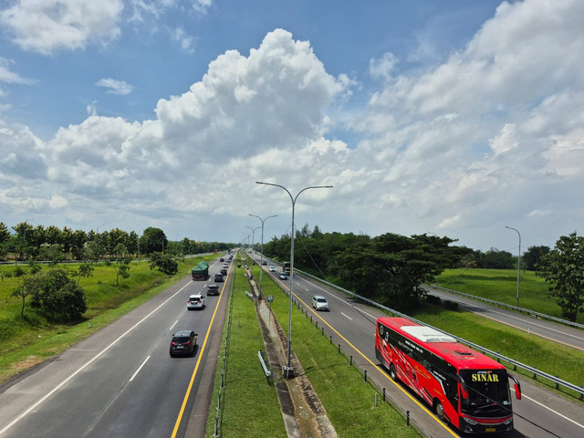 Ilustrasi lalu lintas ke arah Cirebon di Tol Cipali. Foto: kumparan