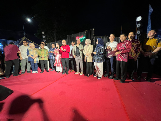 Bank Kalbar dan Bank BCA menyalurkan bantuan berupa pengadaan tenda usaha melalui program Corporate Social Responsibility (CSR) untuk Pusat Kuliner Serdam pada Sabtu malam, 20 Desember 2025. Foto: Ade Mirza/Hi!Pontianak